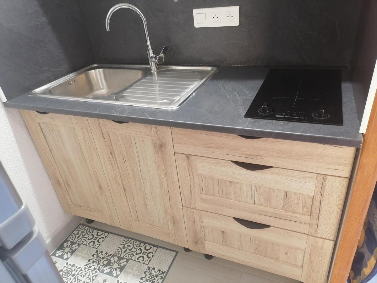 300m De La Apartment *